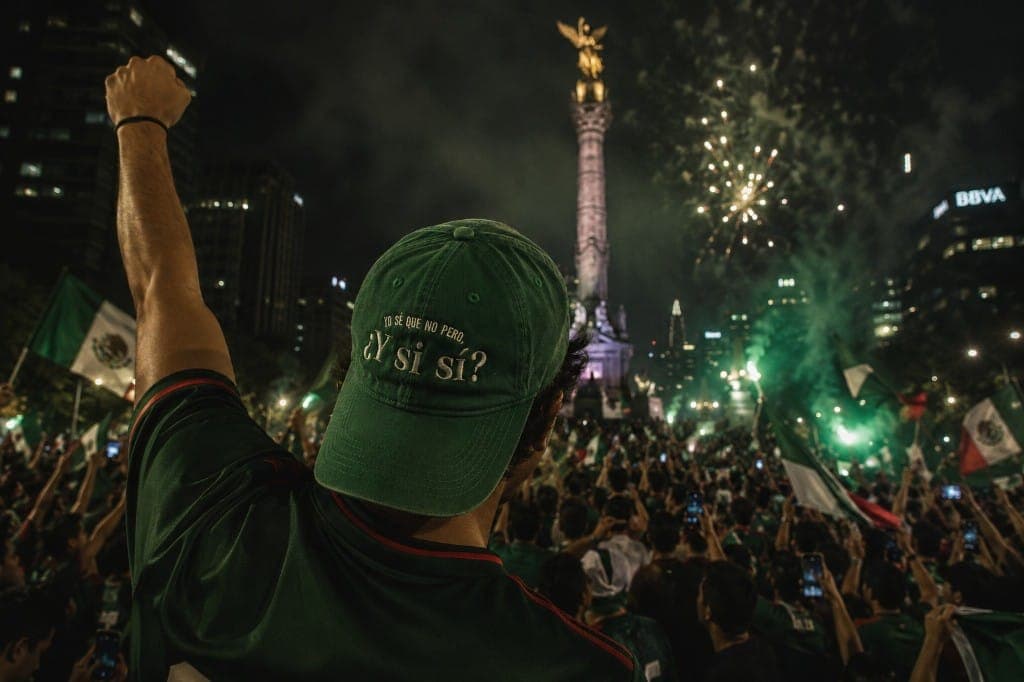 Gorra ¿Y si sí? verde entre banderas y humo en el Ángel